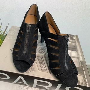 Aerosoles Heel-rest - Black Bootie. In a faux suede with a zipper in the front